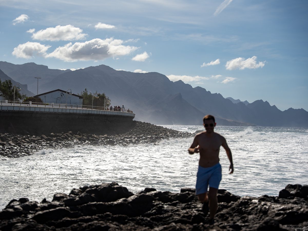 Jonathan am Meer vor Bergkulisse